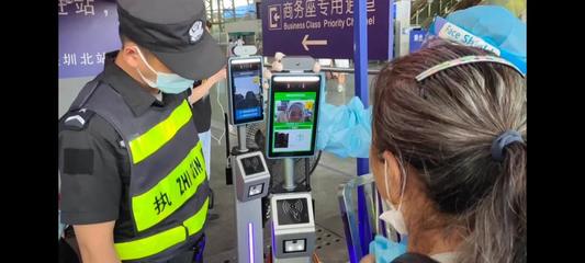 人脸识别测温粤康码核验一体机正式投入深圳北站使用